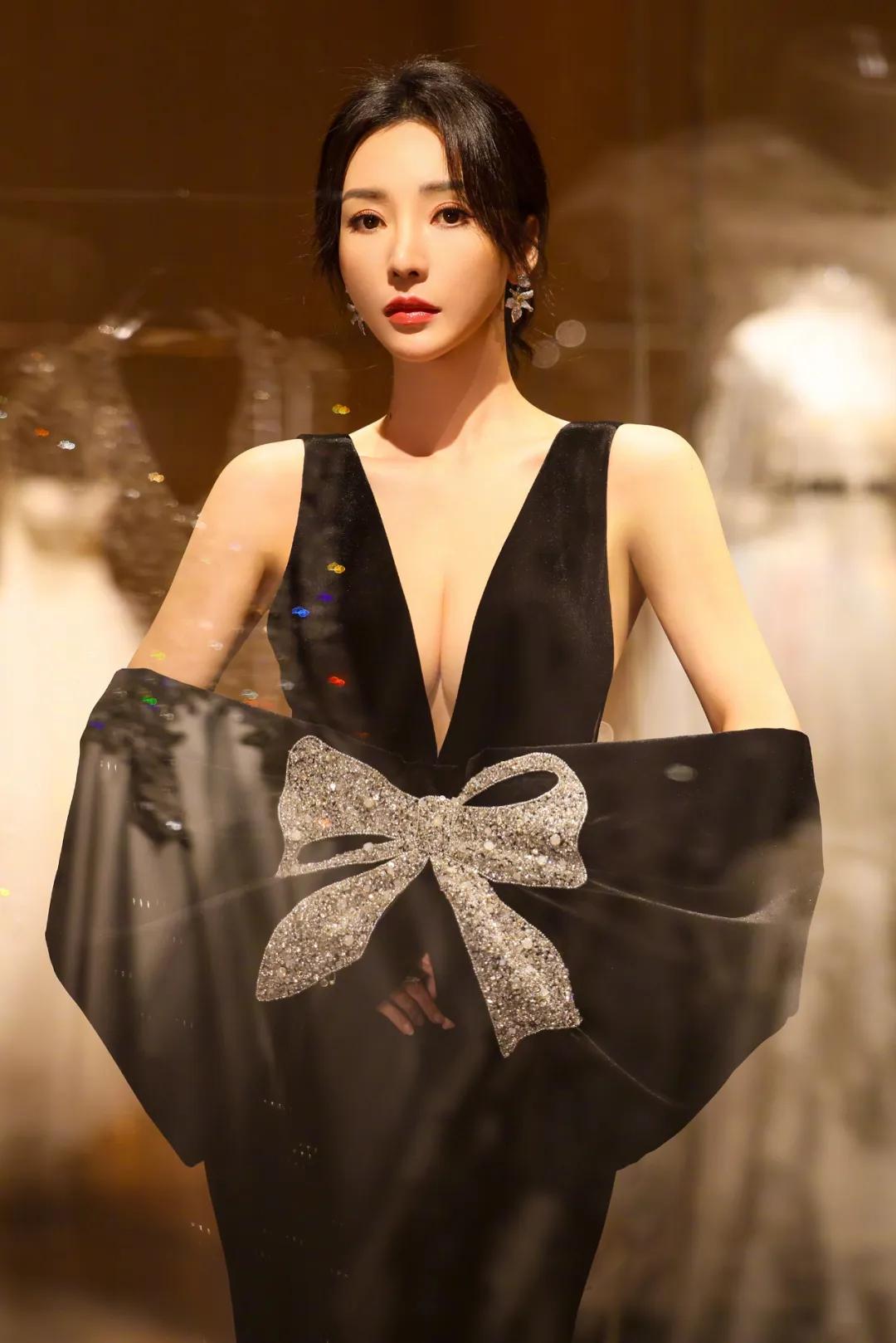 柳岩深v长裙性感惊艳,不愧是蜜桃尤物的代表