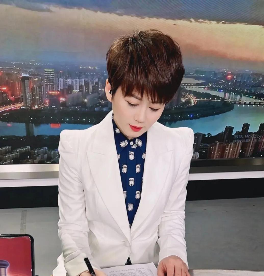 辽宁电视台16位女主播,刘心悦身材高挑,气质非凡