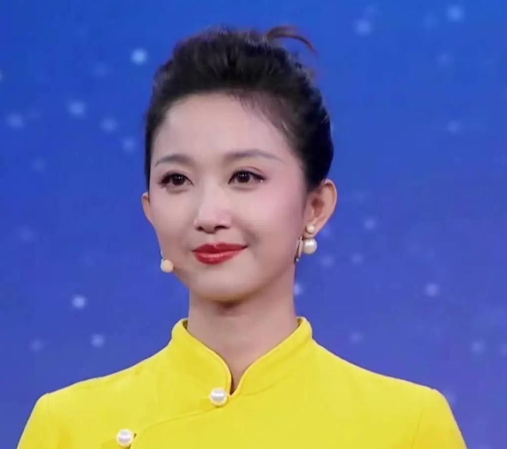 辽宁电视台16位女主播,刘心悦身材高挑,气质非凡