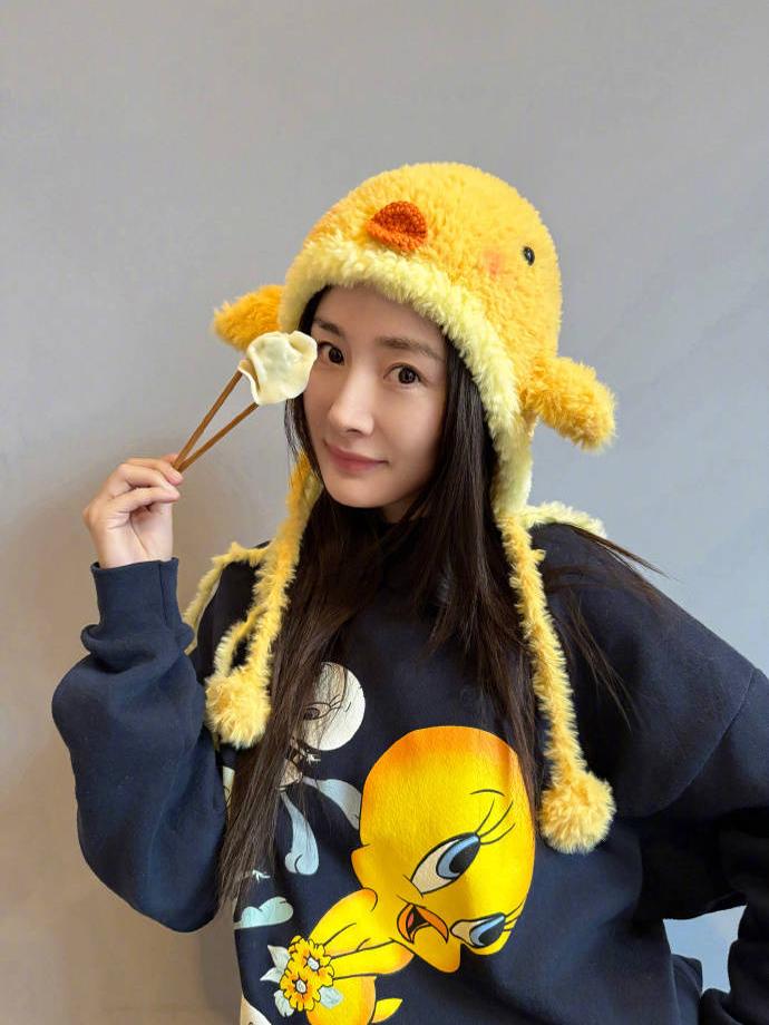 杨幂冬至化身小黄鸭,俏皮可爱心情佳,嘟嘴卖萌宛如初恋