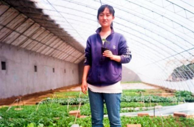 清华女博士石嫣,弃高薪当农民,又黑又瘦一手老茧,年入800万