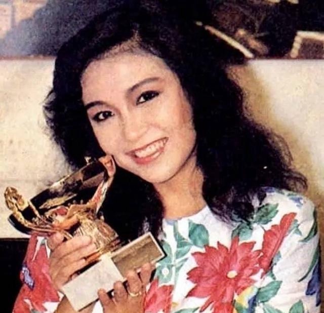 嫁小7岁富豪息影,老公独宠22年,张凤妮如今怎么样了?