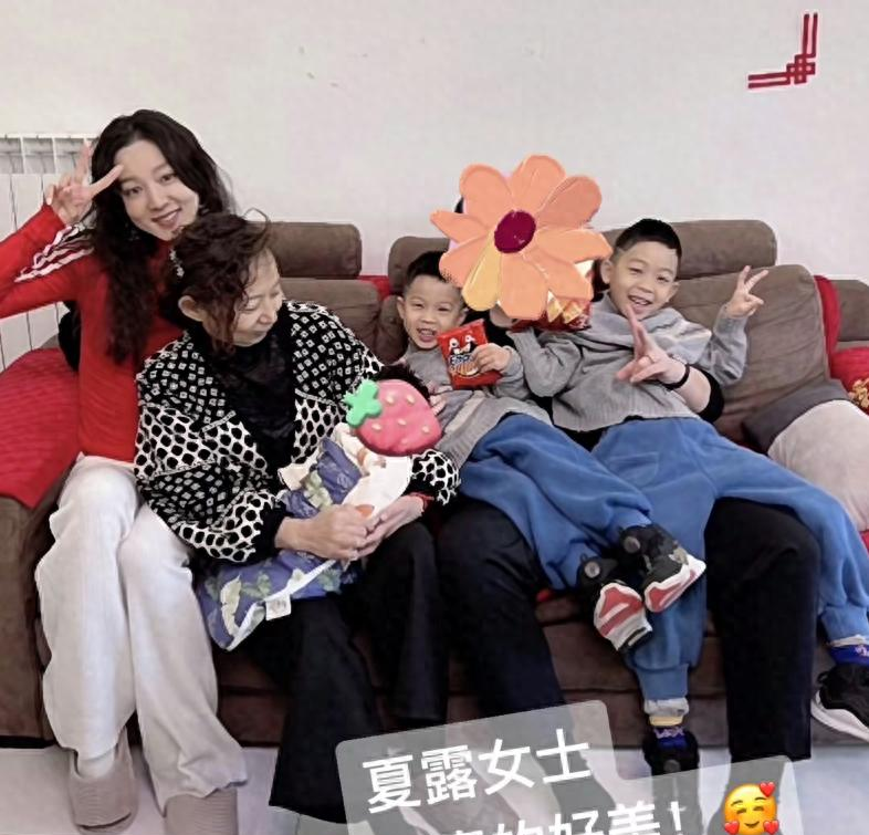 马龙全家过圣诞,丈母娘露面怀抱小婴儿,俩儿子长相随夏露!