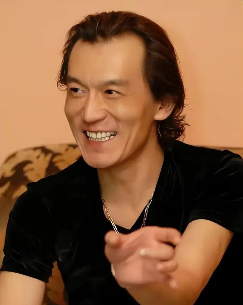 有人曾问李咏:你身边美女如云,就没起过二心?他的问答太真实