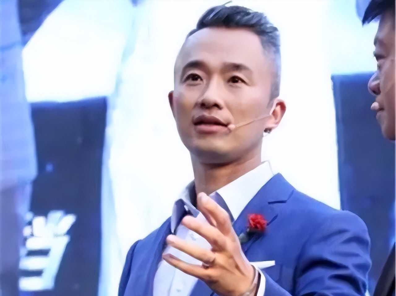 知名主持人程雷:身患肝炎娶小18岁娇妻,发病后妻子辞掉工作相陪