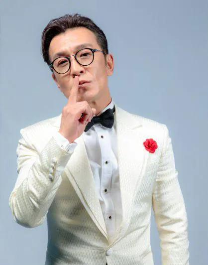 有人曾问李咏:你身边美女如云,就没起过二心?他的问答太真实