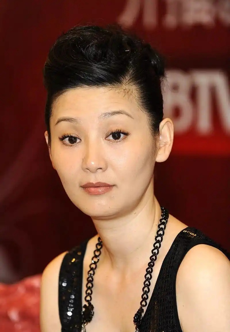 冯小刚和徐帆的爱情,婚后只能领养孩子的徐帆到底图什么?