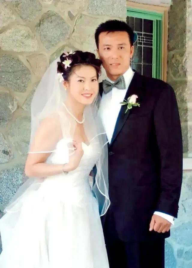 演员李婉华:35岁嫁平凡丈夫,41岁连生三胎,女儿比她还漂亮