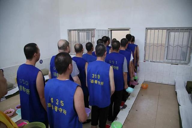 20岁入狱坐牢57年,77岁刑满释放,出狱时我不想出去让我回去