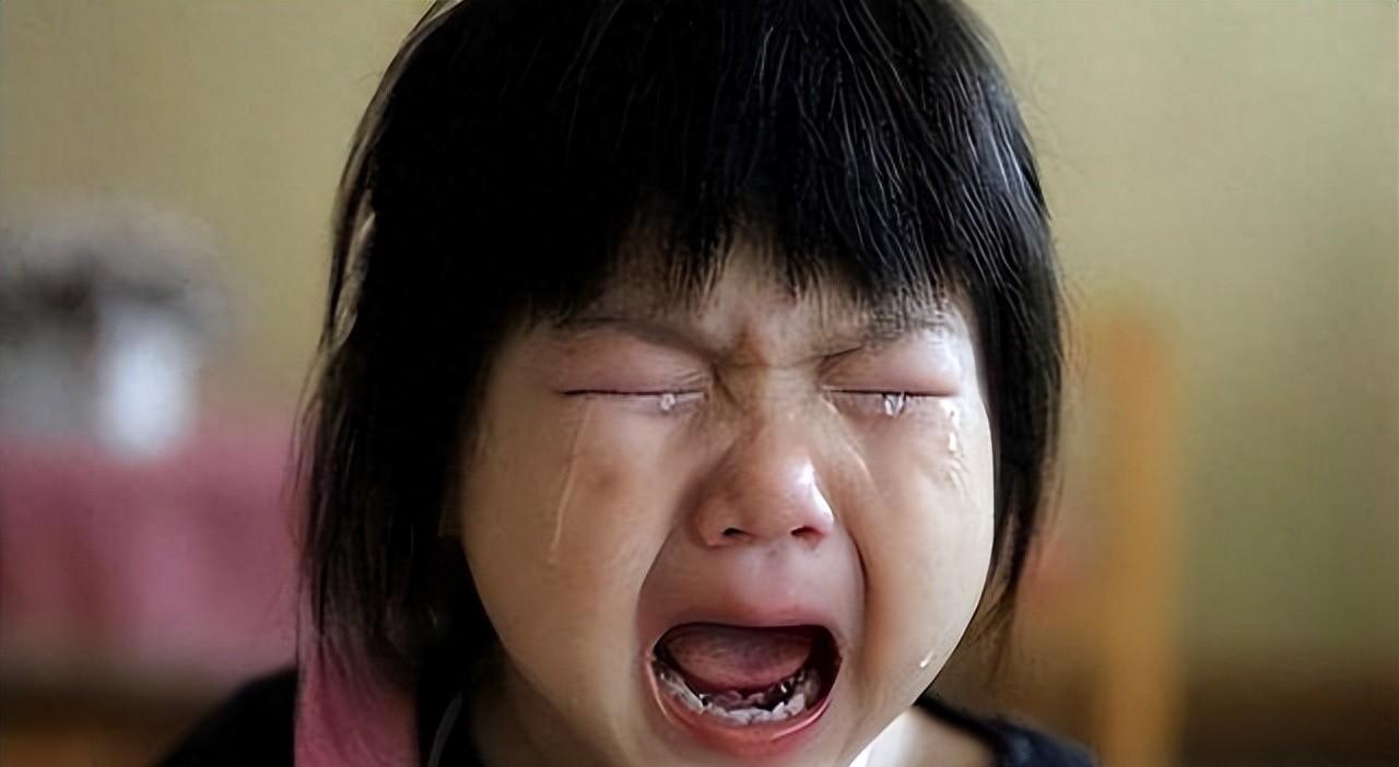 动不动就掉眼泪的娃,与忍着不哭的孩子,长大后3个方面差异明显