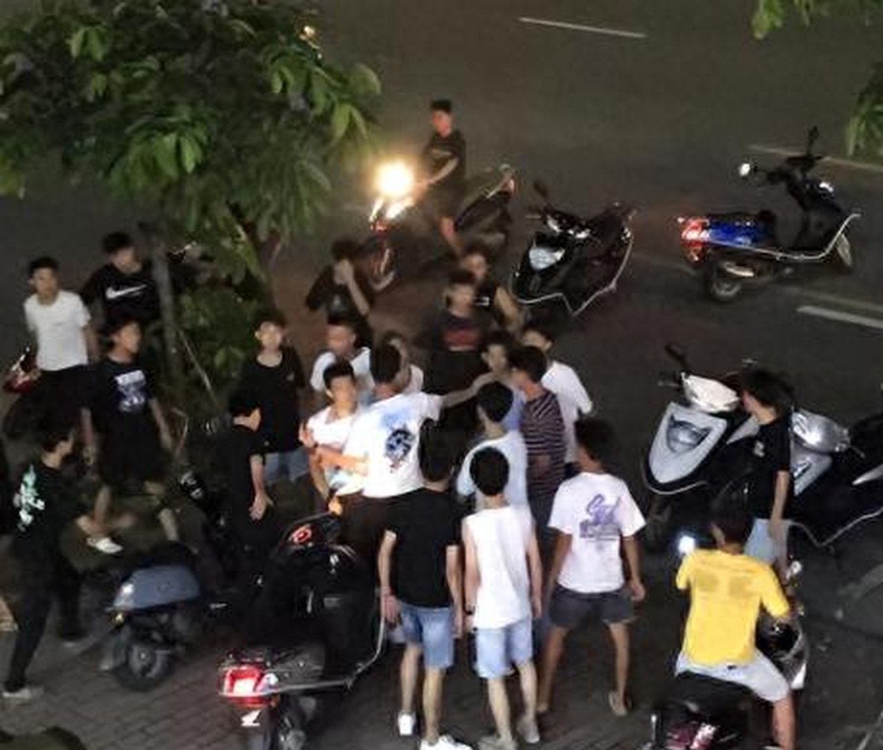 中国情侣孟加拉打群架!被当地人竖中指辱骂还拒不道歉,结果爽了