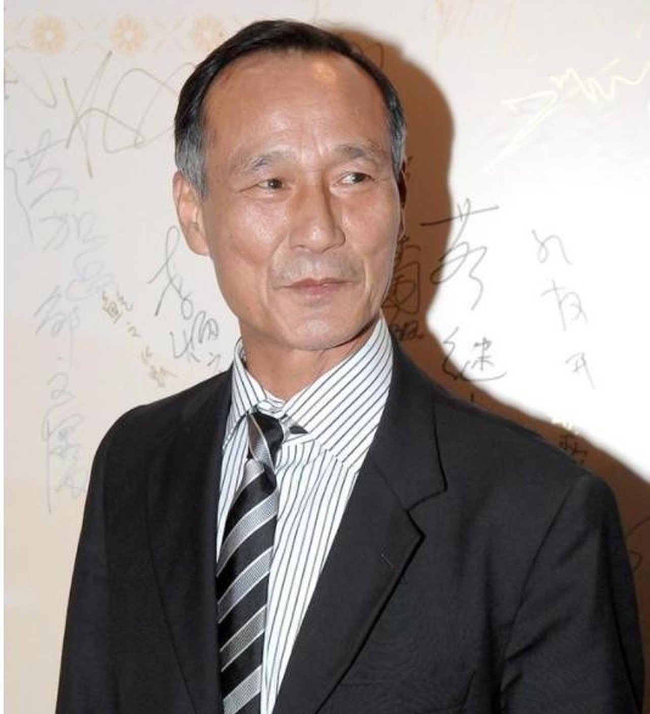 79岁陈惠敏香港村屋曝光!客厅有排水沟装修破旧,穿12元拖鞋惹眼