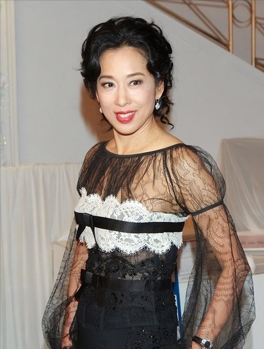 64岁前港姐朱玲玲:多子多福,两嫁豪门,只因长得漂亮?