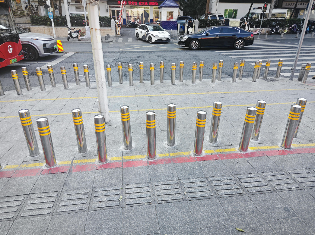 广州地铁站现"梅花桩",整治电动车乱停放初见成效,争议持续