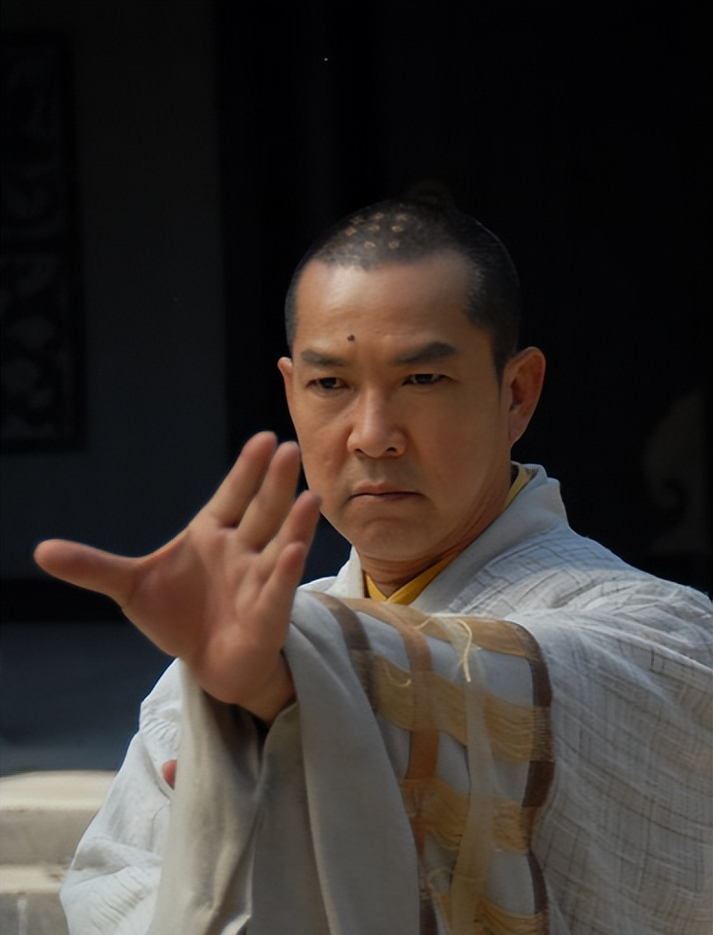 元彪:一个从替身到巨星再到全职奶爸的传奇故事!