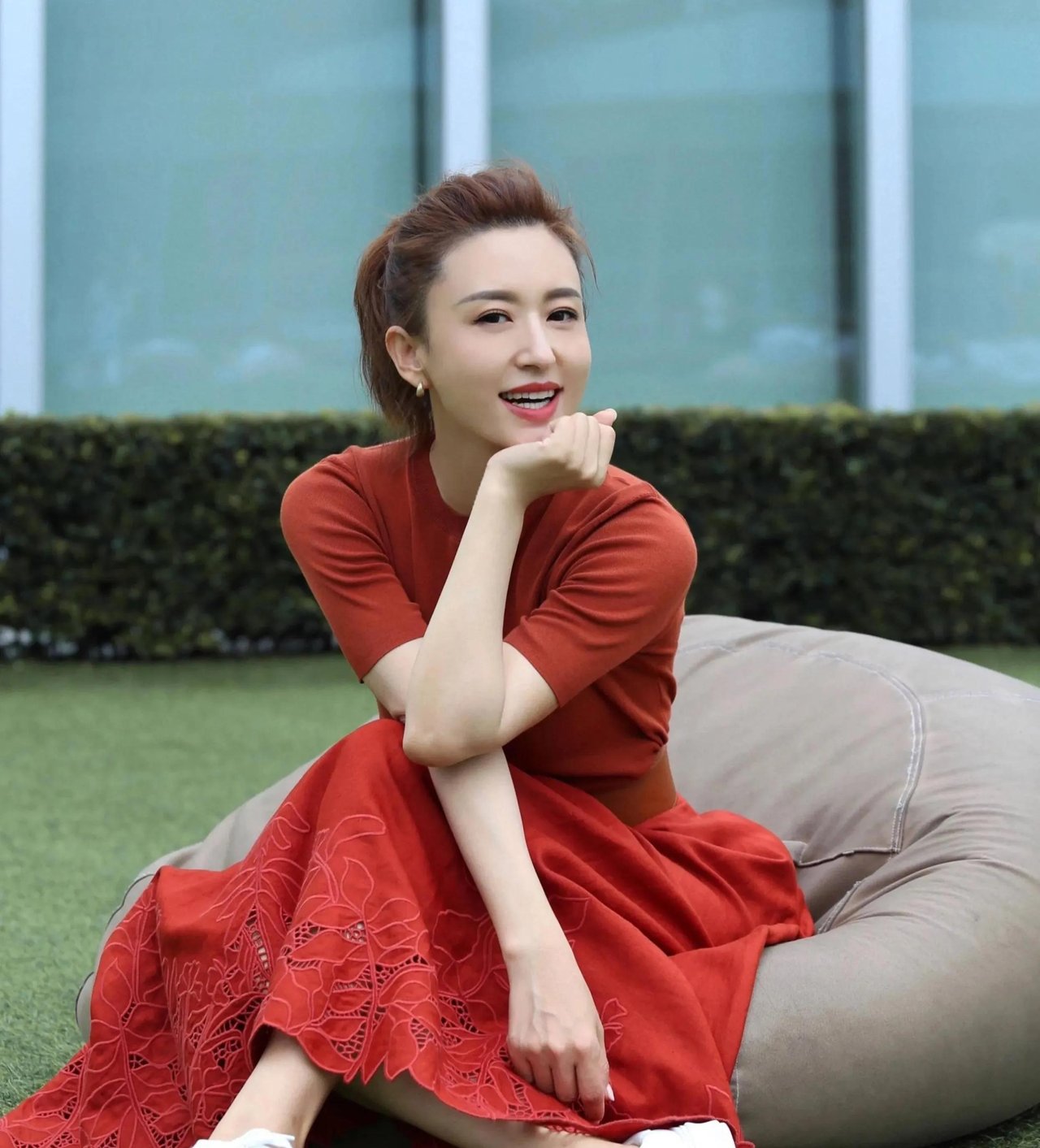 美女主持人张蕾西西里岛度假,发文表白老公,结婚12年仍很幸福