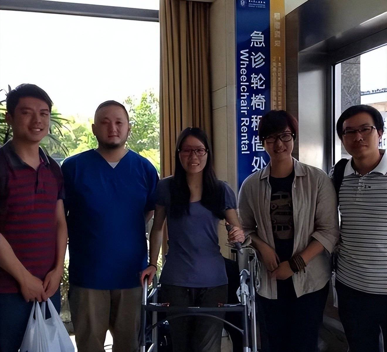 "恨国夫妇"舒炜王思,嫌弃国内医药费贵,出国遭美国教育