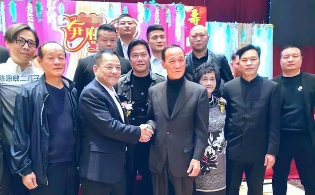 崩牙驹为母亲庆90岁大寿!开席30桌,网红齐聚一堂,红包收到手软