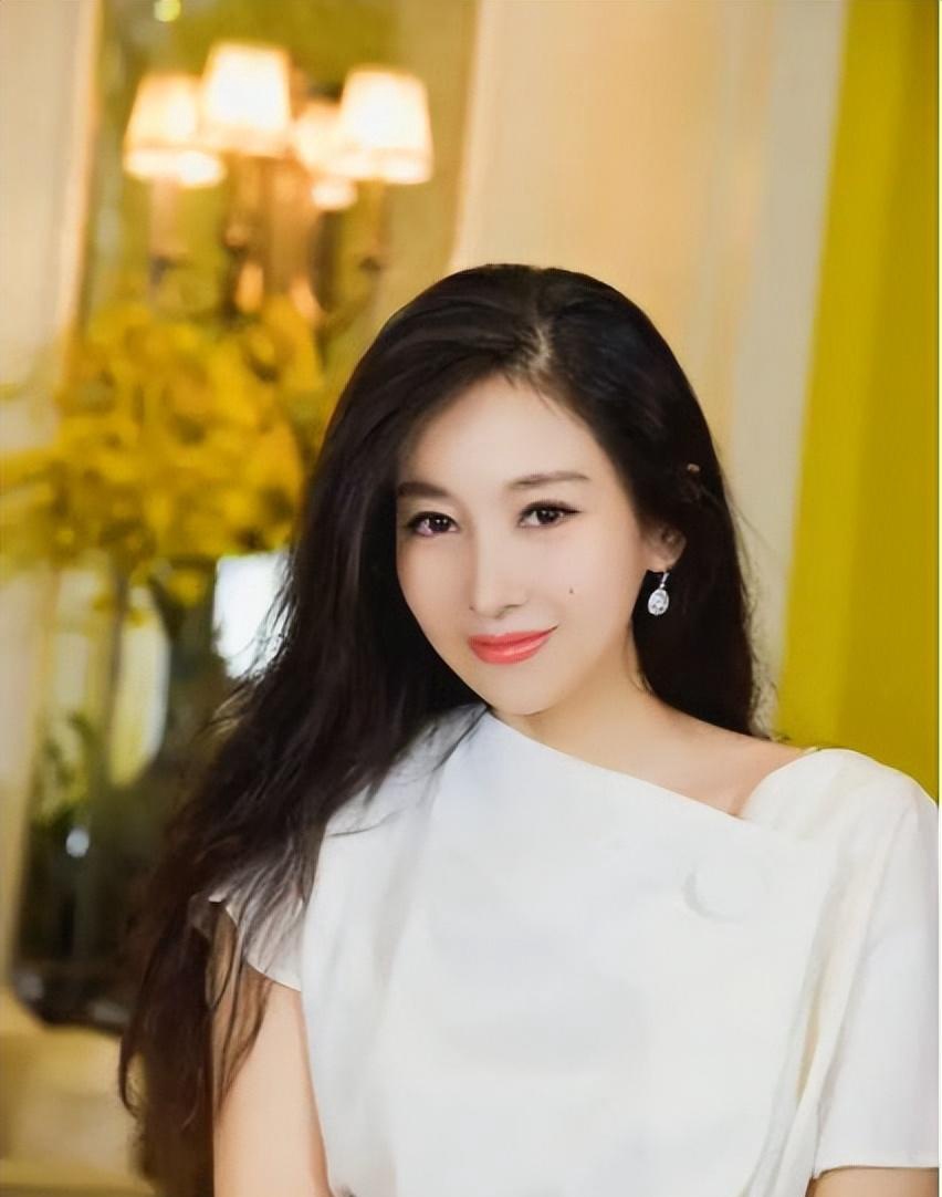 女演员最好还是别随便退圈,比如tvb难得的大美女贾晓晨