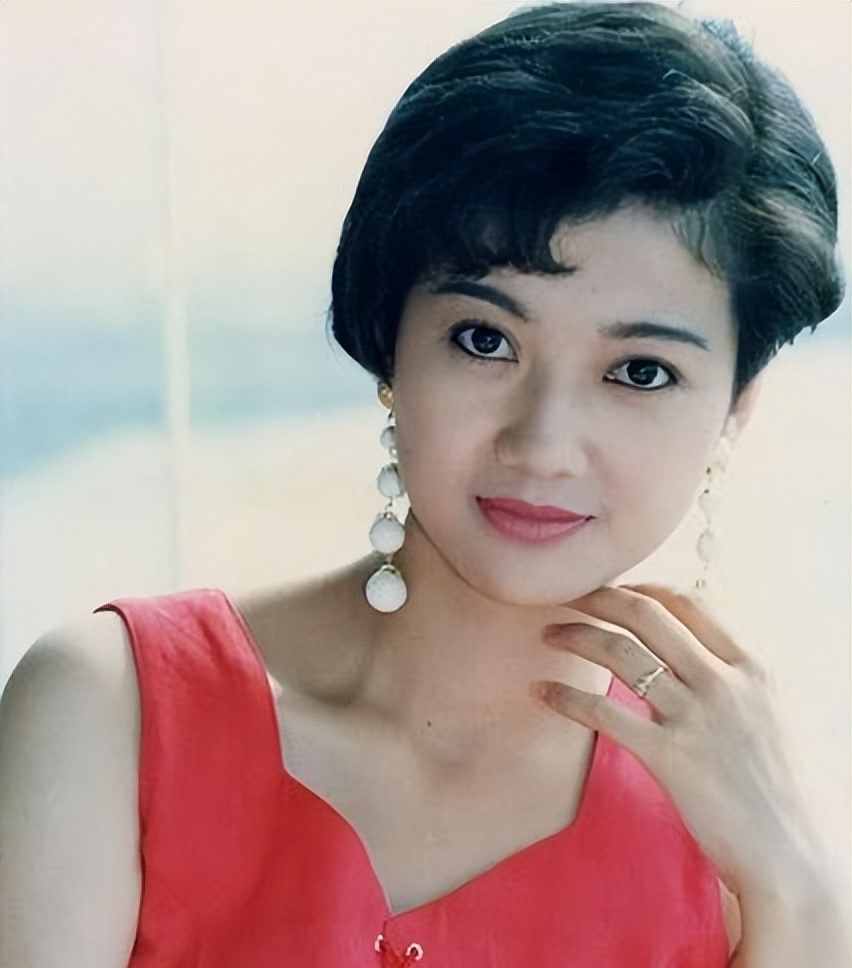 琼女郎王玉玲在1993年与男友坠机身亡,她的生命定格在最美的瞬间