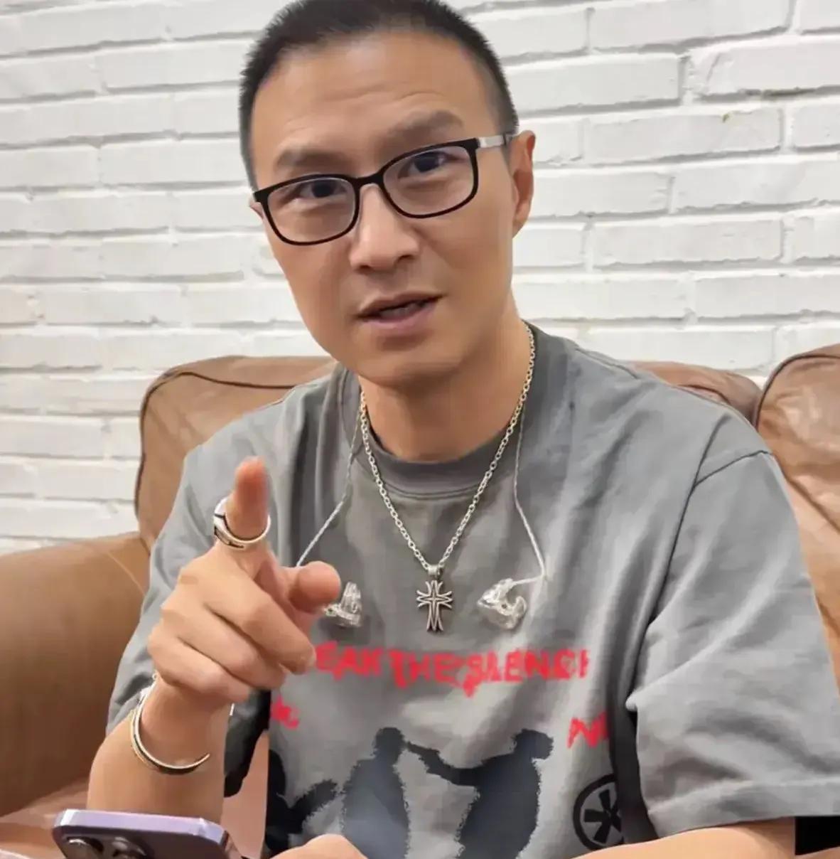 一觉醒来汪峰天都塌了发新歌无人知网友歌词像给李明德写的