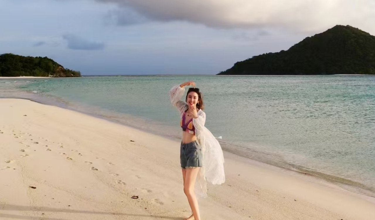 37岁唐艺昕罕晒泳装美照,比基尼配热裤超养眼,全身零赘肉太辣了