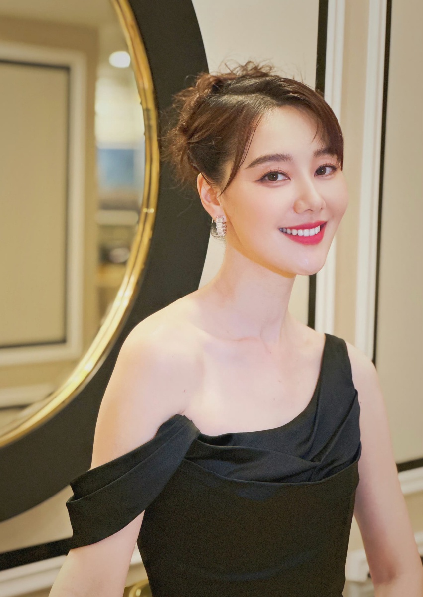 主持人王冠:曾被传与小尼绯闻,如今结婚,多个谣言不攻自破