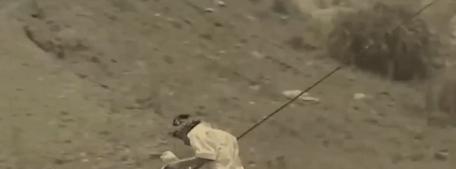 湖南河中出现"水猴子",手细长拖村民下水,真的在"找替身"?