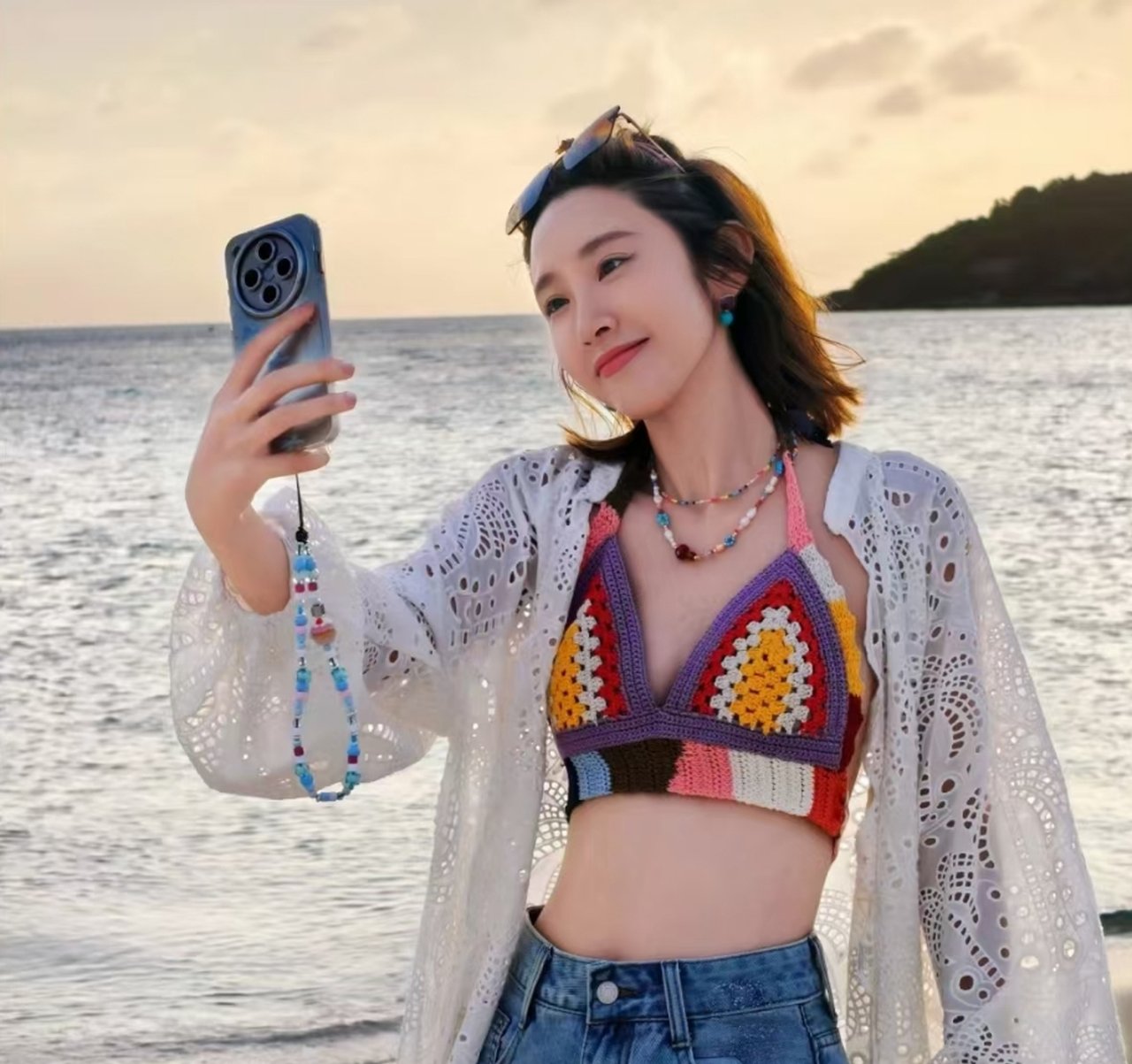 37岁唐艺昕罕晒泳装美照,比基尼配热裤超养眼,全身零赘肉太辣了