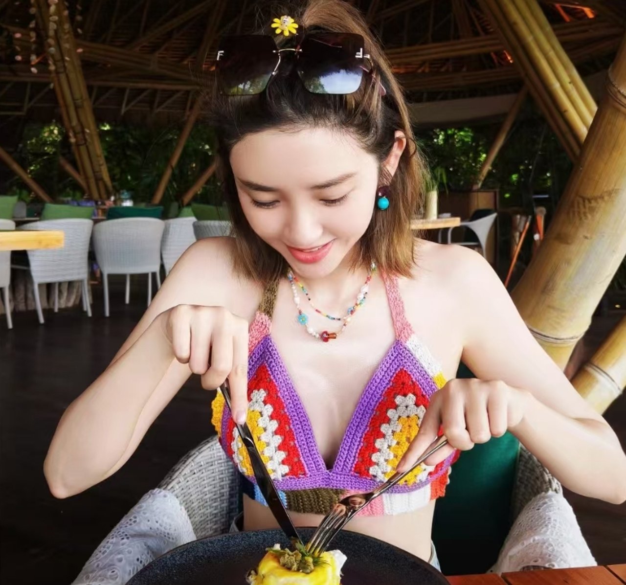 37岁唐艺昕罕晒泳装美照,比基尼配热裤超养眼,全身零赘肉太辣了