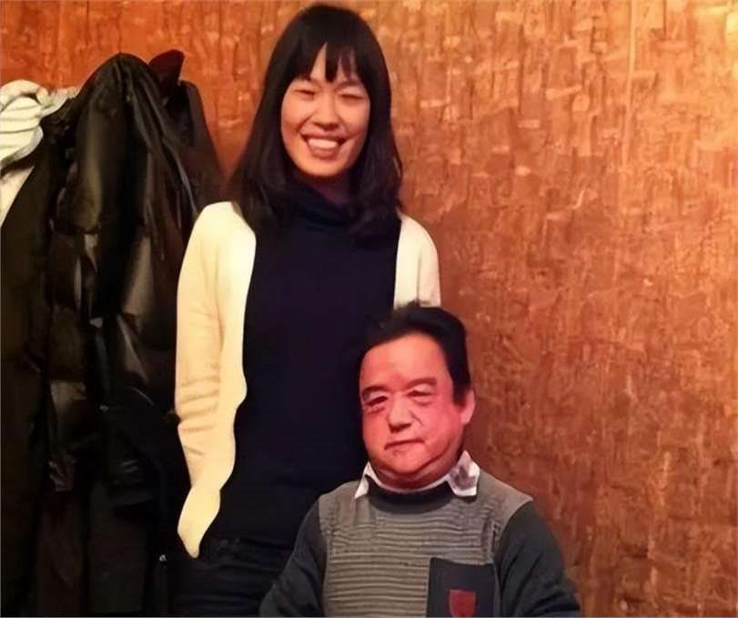 中国第一矮星陈三木:身高1米28却娶了四个老婆,一个比一个好看