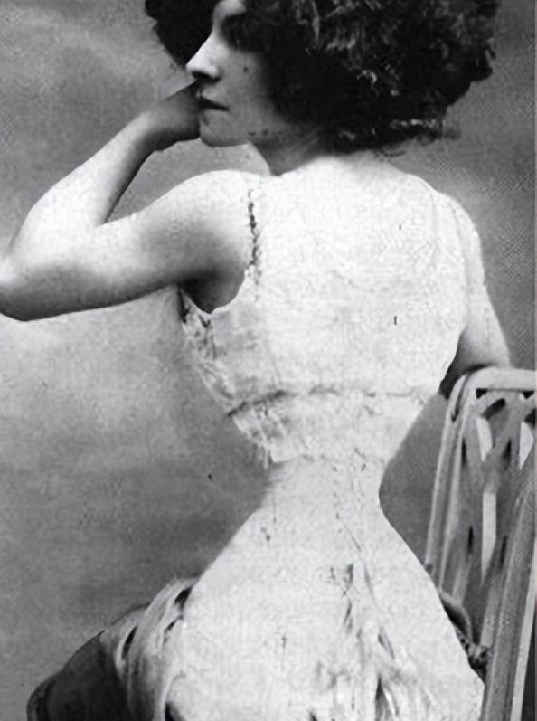 百年前的欧洲塑腰:蜂腰婀娜,不盈一握,却也是堪比裹脚的陋习