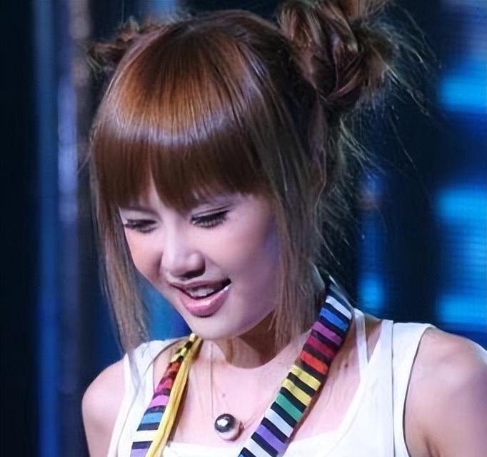 2010年,与母亲双双整容的王贝命丧手术台后,母亲照常接受磨骨手术