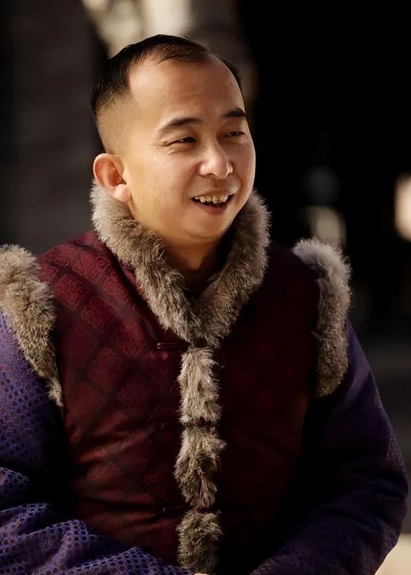 "丑角"巨兴茂,26年做配角,如今逆袭成百亿导演,迎娶娇妻