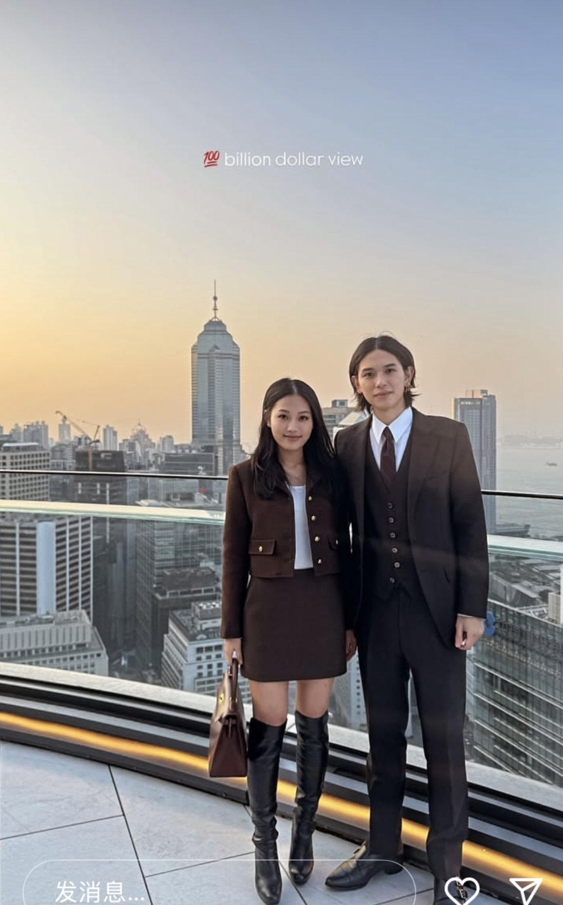 吴婉芳31岁长子看赛马!长发及肩身材高挑,拉头马站边上全场瞩目