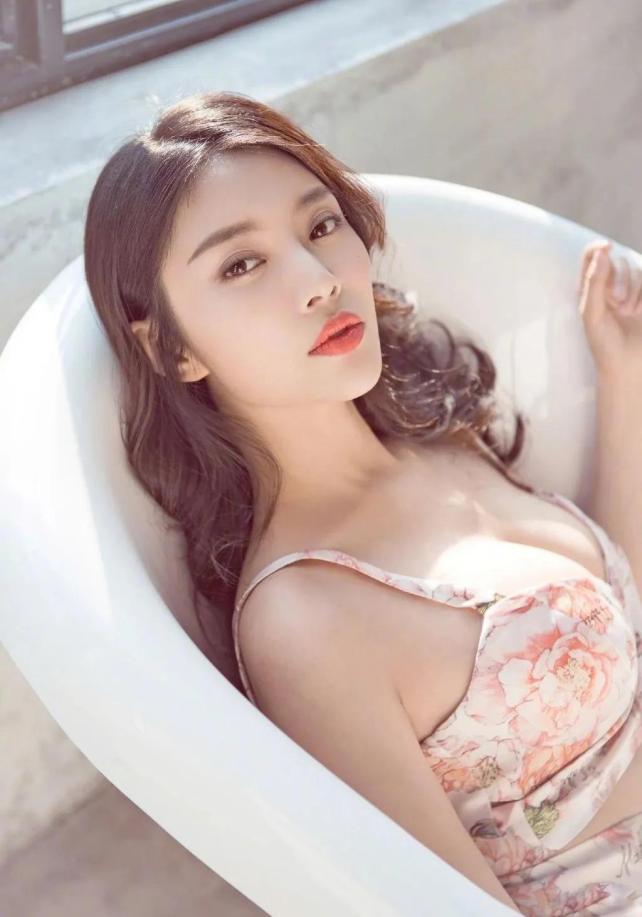 徐冬冬浴缸写真太性感了,这身材好到爆炸,不愧是女神