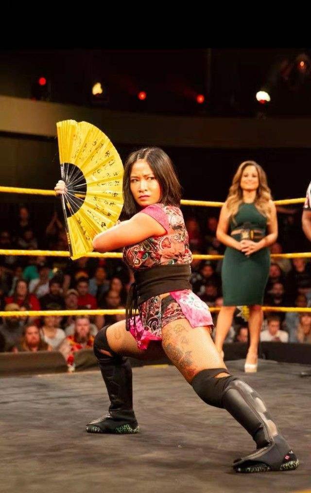 首位中国摔跤手女将李霞:身材健硕,大腿纹身成标志,获名宿认可