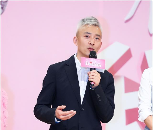 央视主持人亚宁,辞职后成爱奇艺总裁,53岁满头白发性取向成谜