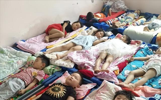 幼儿园无休"男女混睡",老师拍下有爱一幕,结果家长群沸腾了