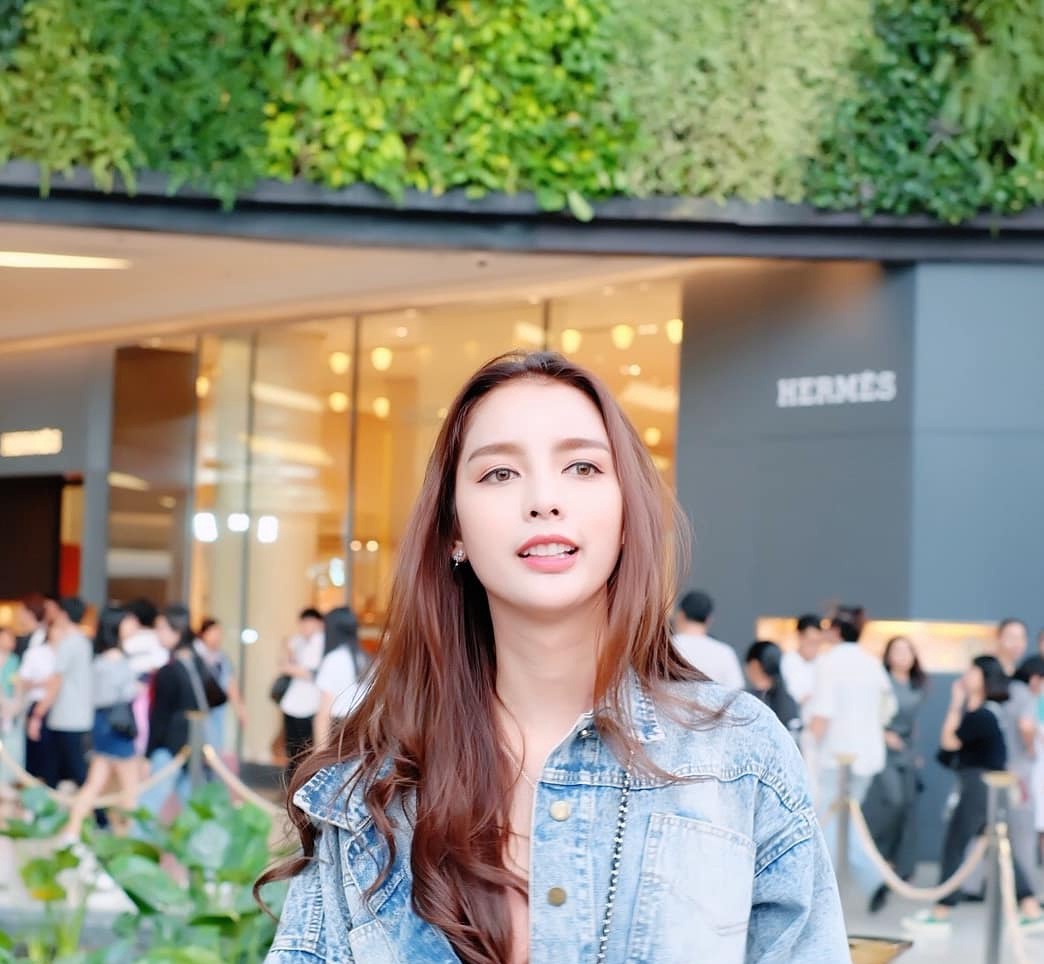 真爱无界!泰国变性艺人妮莎与中国富商的爱情传奇