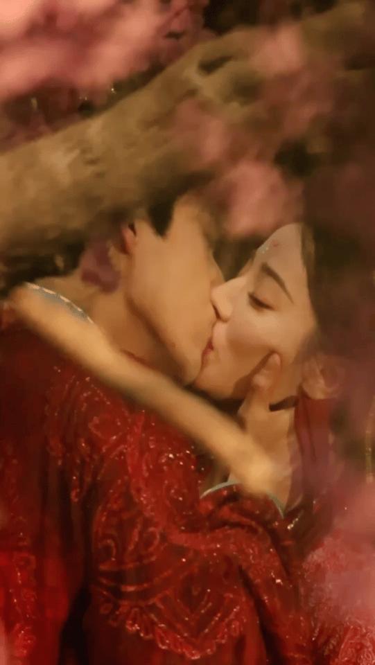 陈飞宇和热巴拍吻戏,嘴对嘴太炙热亲花妆,观众:像头饿狼在进食
