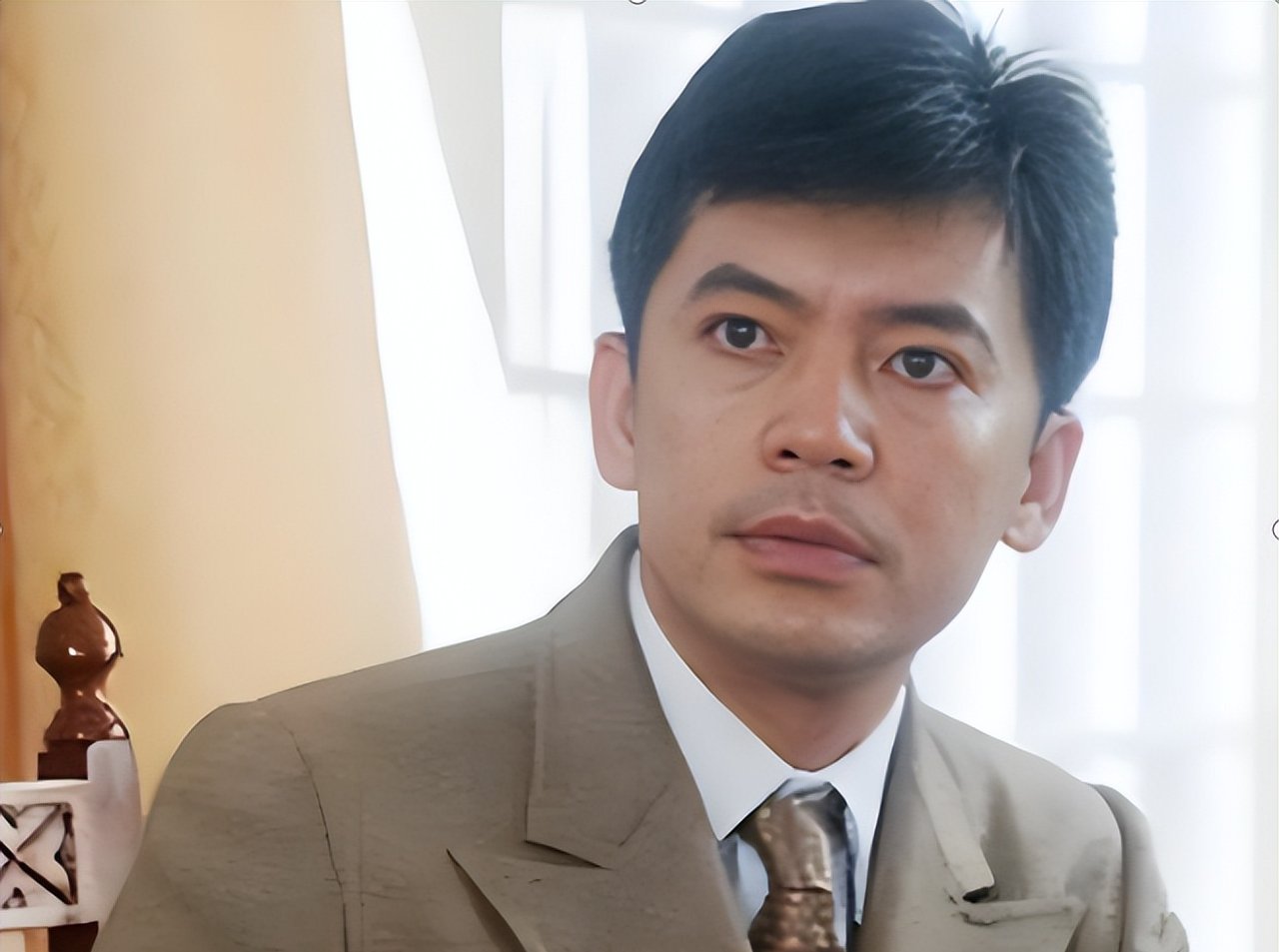 国家一级演员何政军,拒绝巩俐迎娶娇妻范雨,结婚30年的他今如何