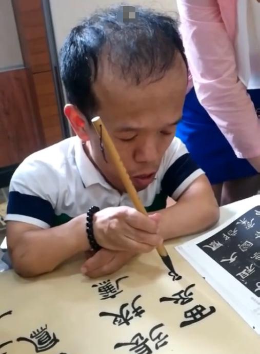 许战国:身高不足一米一的他,如何用书法征服世界?