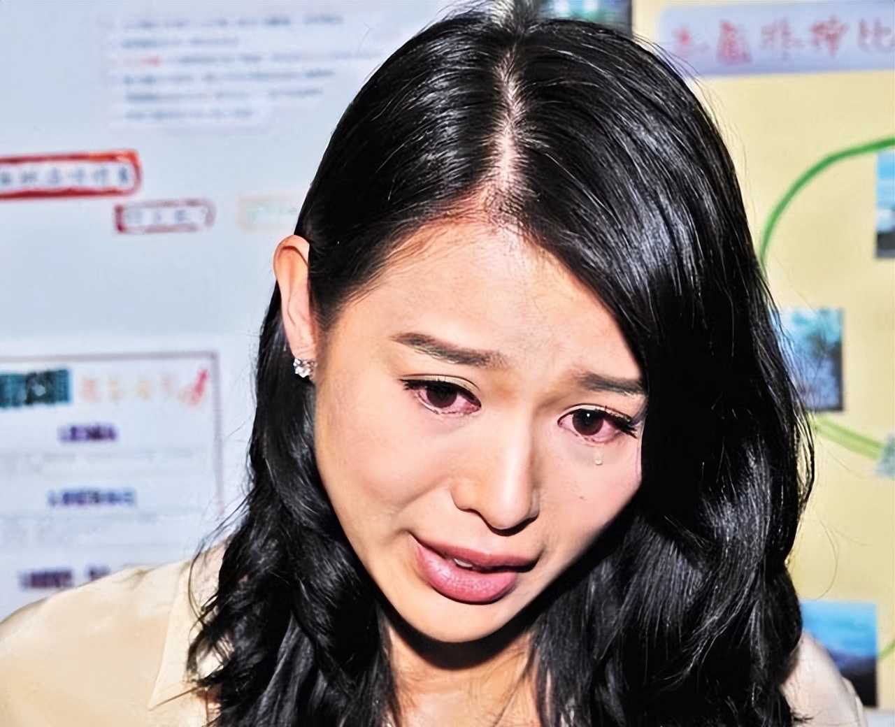 胡杏儿8年苦恋黄宗泽终分手,转身倒贴3000万为哪般?