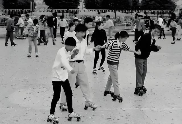 八十年代流行的滑旱冰你还记得吗?老照片带我们重回那时的旱冰场