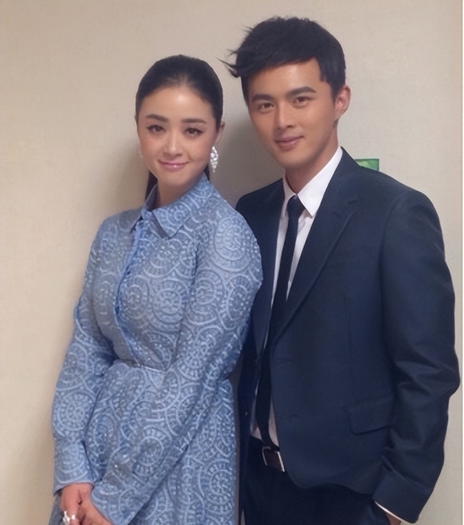 蒋欣41岁官宣新恋情!圈外男友成焦点,低调幸福引热议