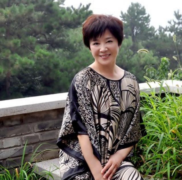 1985年,盖克赴美发展,丈夫提出2个要求:不可以给美国人当保姆