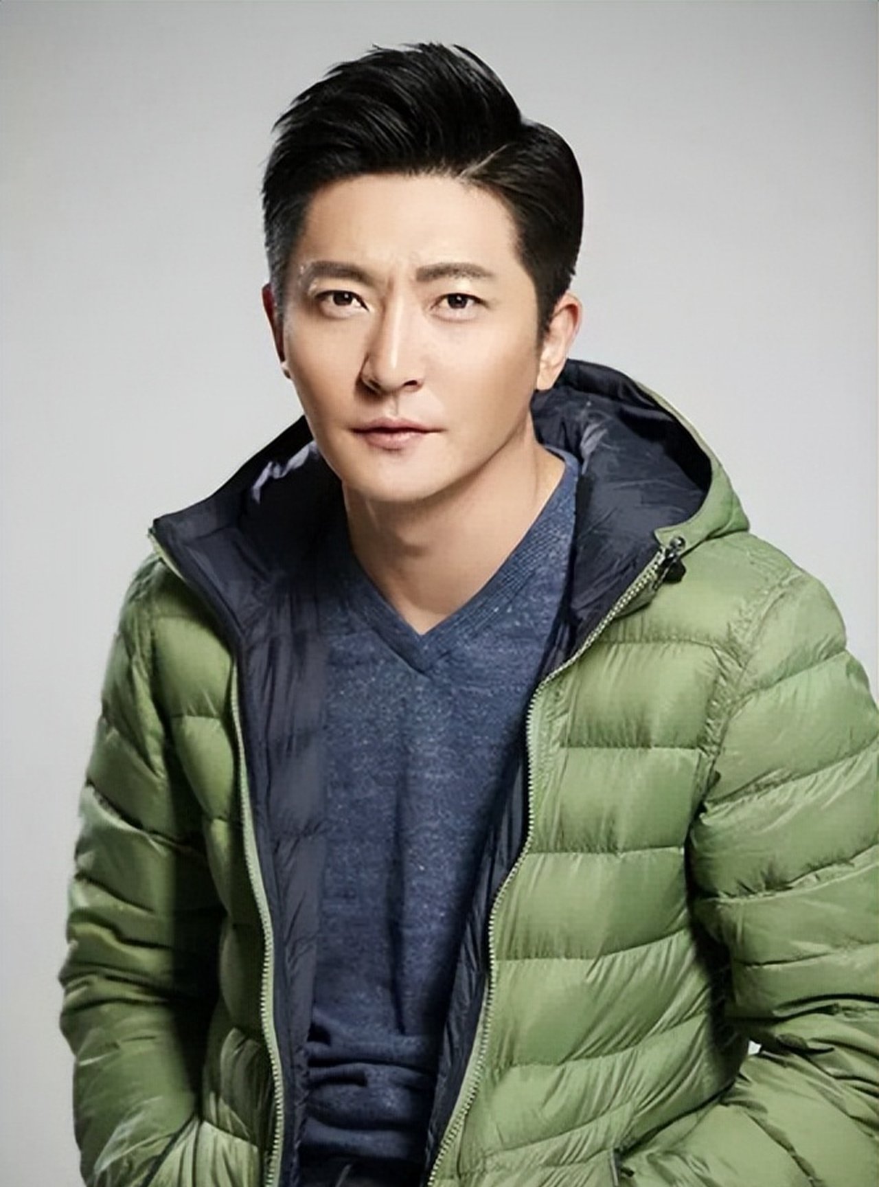 "老男孩"郭京飞,与鲍莉闪婚,17年宠妻如宝,今一家三口很幸福