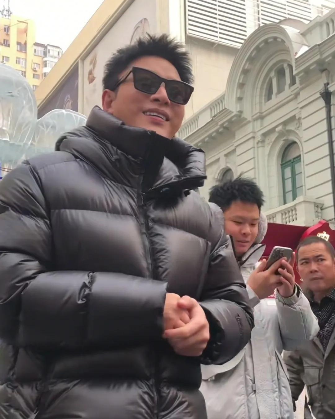 贾乃亮哈尔滨街头单膝跪,为游客拍照,豪言有事直说显亲民