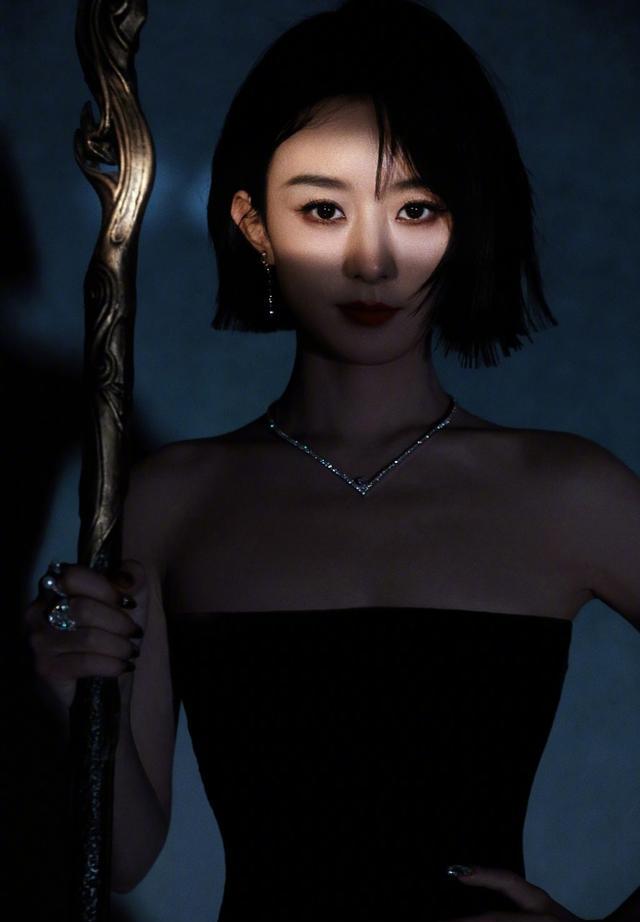 张碧晨晒与赵丽颖合照,闺蜜俩比剪刀手卖萌,感情太好了